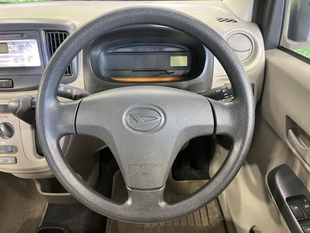 インテリアに合わせたデザインのステアリングは、運転される方のことも考え、運転しやすい形状、大きさです。是非一度、実際に触ってお確かめください。
