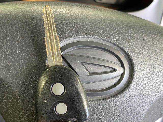 【キーレス】少し離れた場所からでもボタン一つでドアの開錠・施錠ができるのでとっても便利！ドアの鍵穴周りに傷をつけることもありません♪