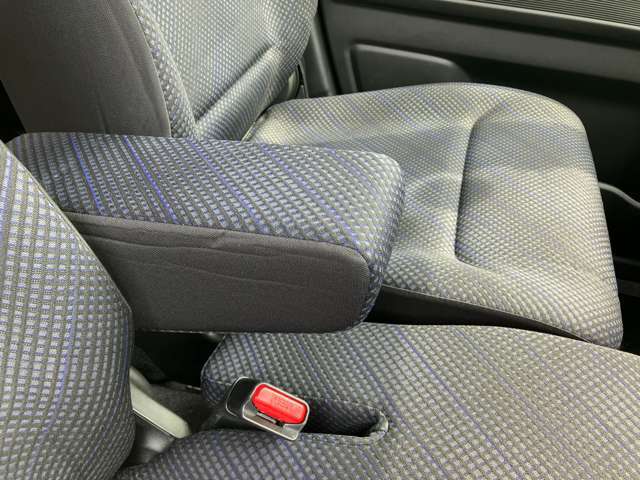 アームレスト付きですので長時間運転も快適です。