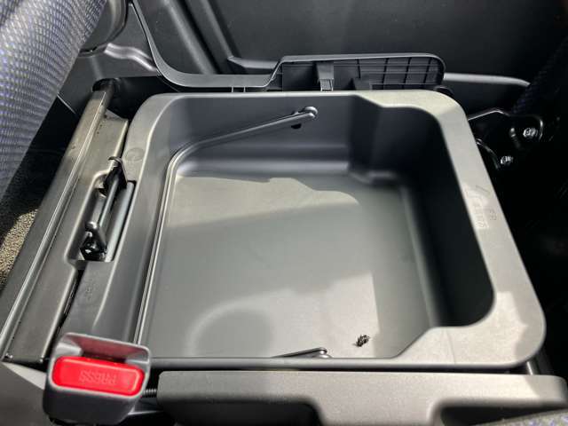 【助手席シートアンダーボックス】助手席座面を上げると収納ボックスございます！！