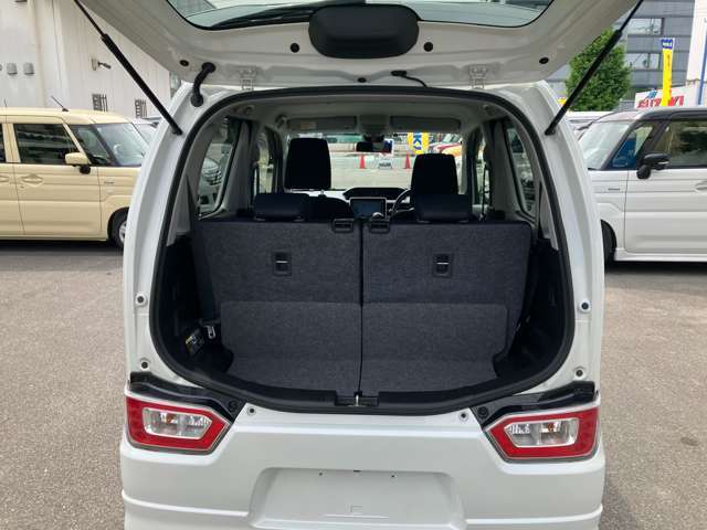 4人乗車でも十分な荷室スペースです。