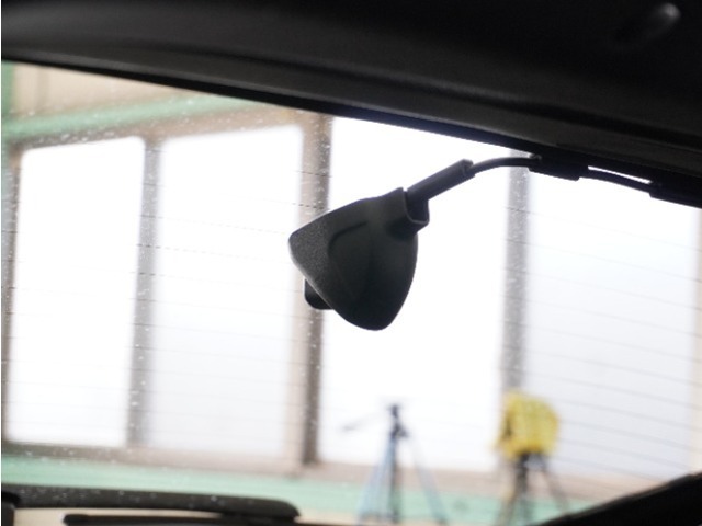 この車にはリアにもドライブレコーダーを装備しております◆映像・音声などを記録する自動車用の装置です。　もしもの事故の際の記録はもちろん、旅行の際の思い出としてドライブの映像を楽しむことができます。