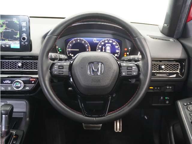 【Honda SENSING】 カメラ等装置で精度の高い検知能力を発揮、安全運転を支援します。ステアリング上のコントローラーに注目！