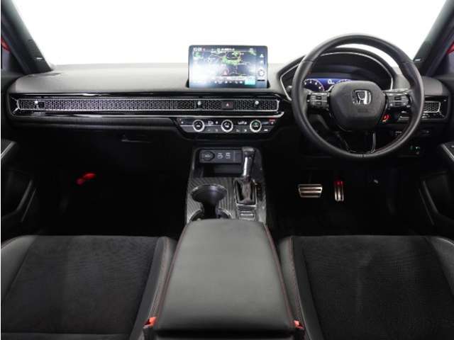 視界広々で非常に運転しやすくロングドライブでも疲れを感じさせないすっきりとまとまったインパネ周りです。