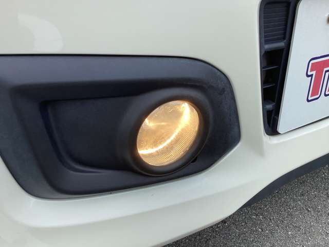 【LED・HIDヘッドライト】　ハロゲンヘッドライトに比べて大光量で、遠方視認性を向上させてくれる為、悪天候や夜間の運転をより安全にサポートしてくれます