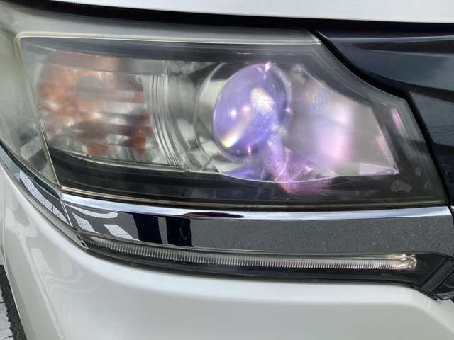 【LED・HIDヘッドライト】　ハロゲンヘッドライトに比べて大光量で、遠方視認性を向上させてくれる為、悪天候や夜間の運転をより安全にサポートしてくれます