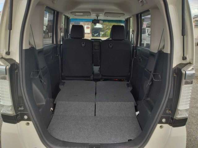 シートを倒せば大きな荷物も安心！