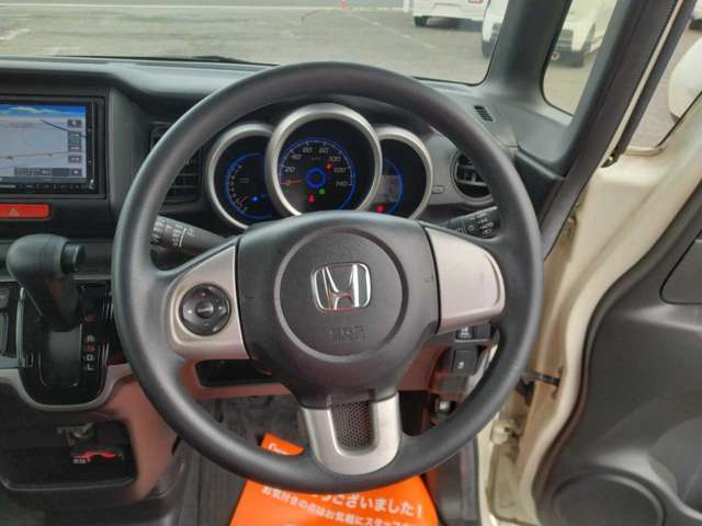 シンプルで握りやすいステアリング！