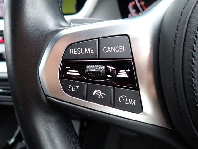 ◆アダプティブ・クルーズ・コントロール◆高速走行時などの運転負荷を軽減する、インテリジェントな機能◆任意に設定された速度で先行車との車間距離を維持して、加減速や停止、再加速までを自動的に行います◆