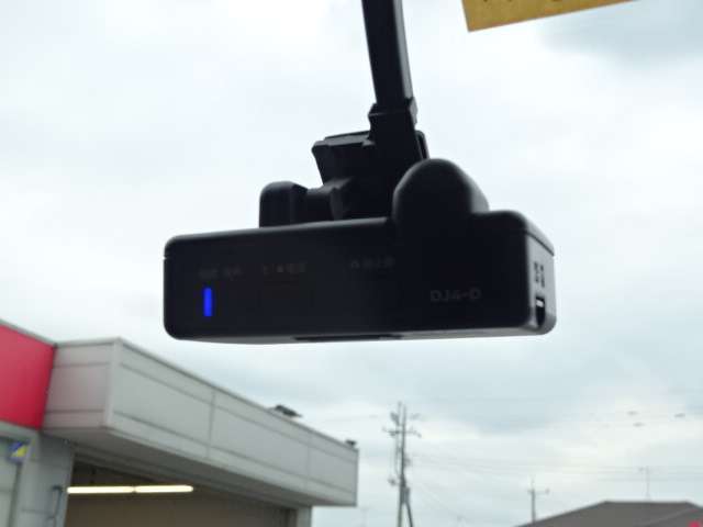 【ドラレコ】最近の装着率の高いドライブレコーダー装備です。万が一の時の証明やアオリ運転の抑制効果もありますね。
