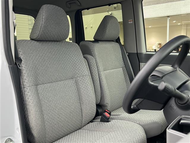 運転席の画像です。店舗にて現車の確認もいただけますので、お電話で在庫のご確認の上是非ご来店くださいませ！！！