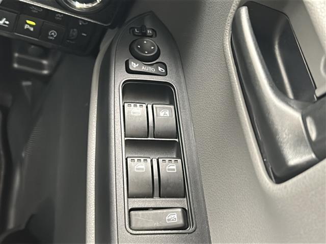 窓操作部の画像です。店舗にて現車の確認もいただけますので、お電話で在庫のご確認の上是非ご来店くださいませ！！！ワクワクするクルマ選びをご提案します！