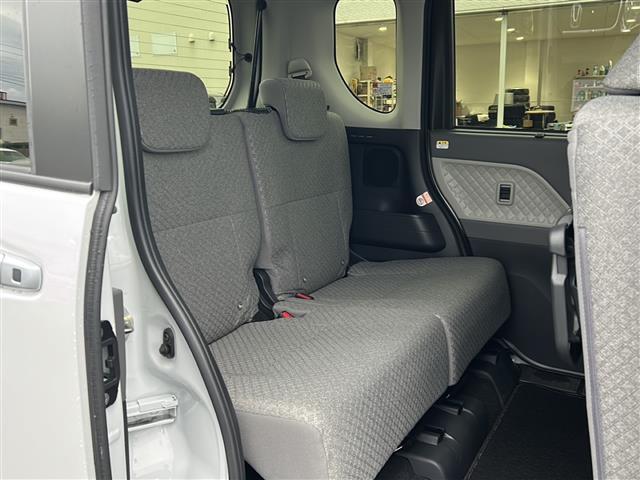 【セカンドシート】2列目も広々お乗りいただけます♪店舗にて現車の確認もいただけますので、お電話で在庫のご確認の上是非ご来店くださいませ！！！ワクワクするクルマ選びをご提案します！