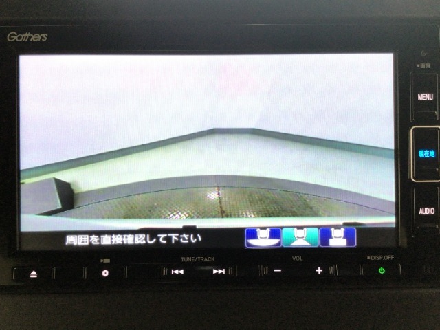 【バックカメラ】運転が苦手な方も車庫入れラクラクです！ギアをリバースに入れれば自動的に切り換わりますので、面倒な操作は不要です♪狭い駐車場もお車を傷つけず安心ですね！