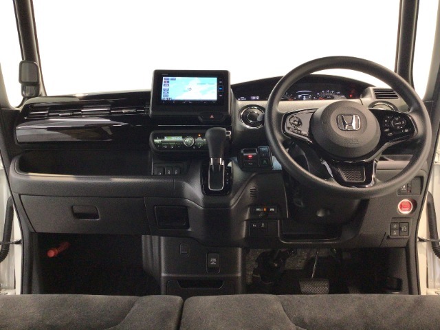 【前方視界】開放的な前方視界！運転がしやすく疲れにくいです♪窓が大きく、見通しがとっても良いおクルマですよ♪