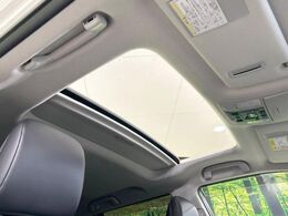 【サンルーフ】開放感たっぷりの希少装備、サンルーフが装着されています！車内に明かりを取り入れたり景色を楽しむ以外にも、車内の空気も簡単に換気できて快適です！