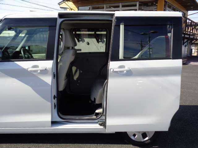 助手席側は電動スライドドア