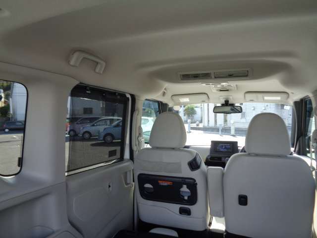 日差しを遮るロールサンシェードとリヤサーキュレーター