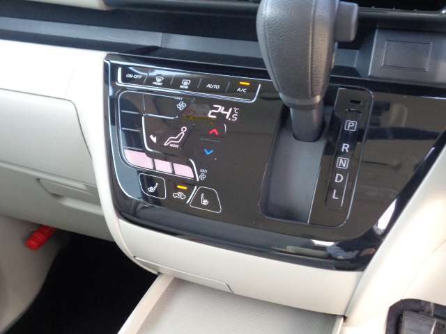 タッチパネル式フルオートエアコン。掃除が楽です