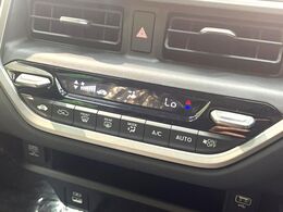 【オートエアコン】一度お好みの温度に設定すれば、車内の温度を検知し風量や温度を自動で調整。暑い…寒い…と何度もスイッチ操作をする必要はありません。快適な車内空間には必須の機能ですね♪
