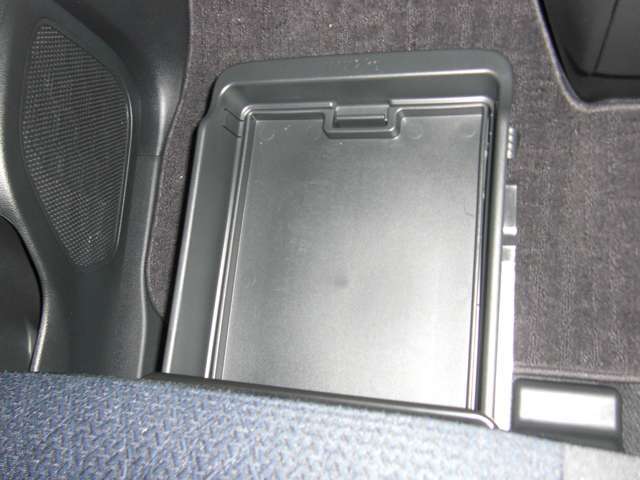 助手席アンダーBOX