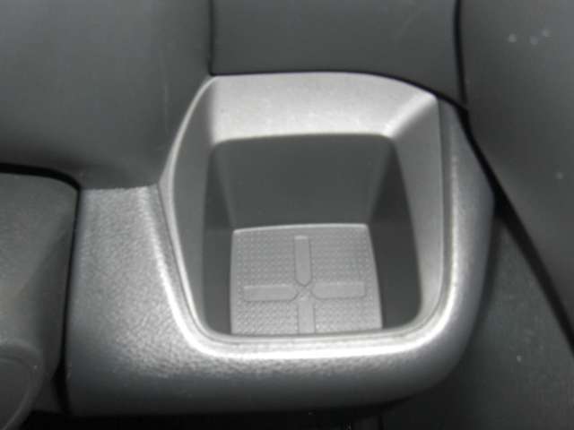 運転席側ドリンクホルダー