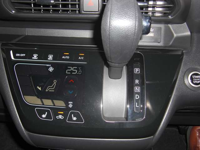 シフトレバー・エアコン操作スイッチ