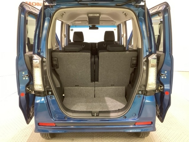 開口部も広く荷物の積み下ろしもしやすいお車となっております。シートの背もたれは5：5の割合で分割して可倒できるので、長いお荷物などを載せることもできます。
