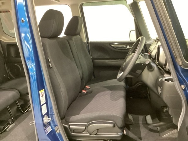 女性でも運転がしやすいように、シートの高さ調整機能（シートリフター）がついています。運転席と助手席の間が空いている為、助手席側への移動がスムーズです。交通量の多い道でも助手席側から乗り降りができます。