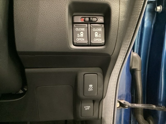 リアドアは乗り降りに便利な両側電動スライドドアです。下には安全装備の、CTBA（シティブレーキアシストシステム）とVSA（ABS＋TCS＋横滑り抑制）の解除スイッチもついています。