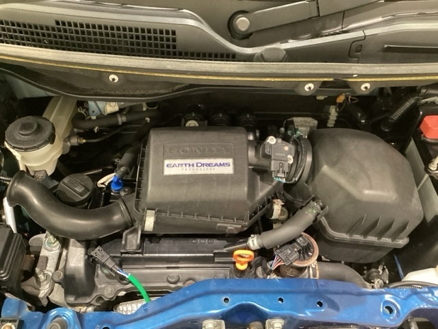 ホンダスタッフがしっかり整備して保証付きにてお渡し致します。エンジンルーム＆室内ルームともにクリーニング済みで清潔です。快適なドライブをお楽しみください。
