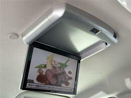 【フリップダウンモニター（後席モニター）】天井にはフリップダウンモニターも装備されております。ロングドライブでも快適にお過ごしいただけます。