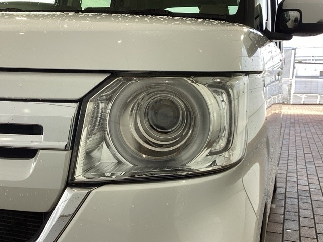 LEDヘッドライトは、点灯の瞬間から最大光量を発揮し、突然暗くなるトンネルなどでの安定感を高めます。