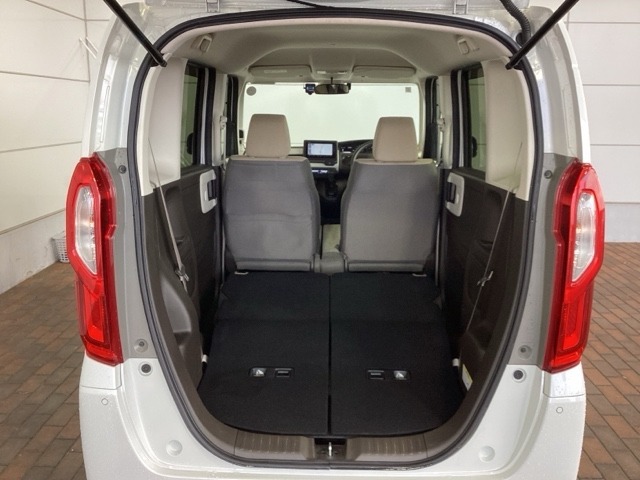 リアシートを倒すと、ラゲッジスペースを広くお使いいただけます！