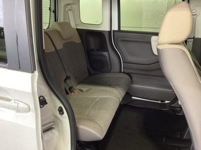 後席も余裕の広さ！ゆったりくつろげます！！