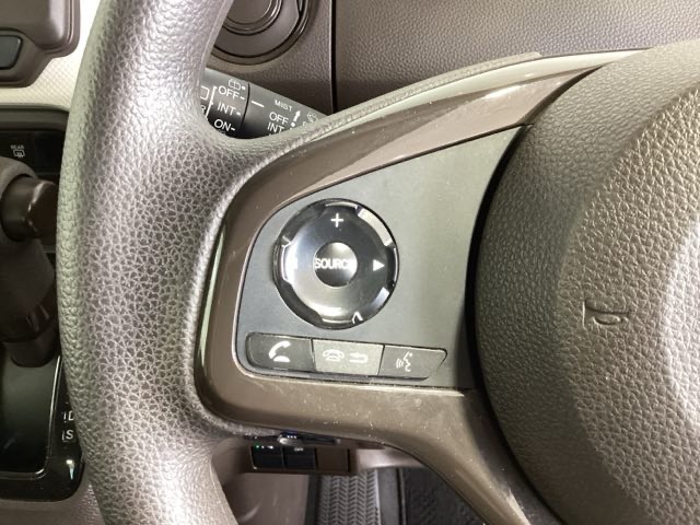 ステアリングにオーディオ操作スイッチが付いています。オーディオ画面に直接タッチしなくても操作が出来ますので、運転に集中できます。