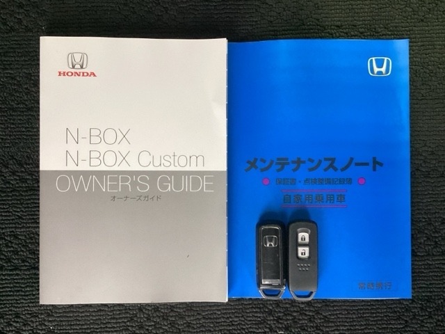 スマートキーは鍵をバッグに入れたままでもドアロックの開閉やエンジンのON・OFFができます。夜間や雨の日も鍵を探さなくて良いので便利です。