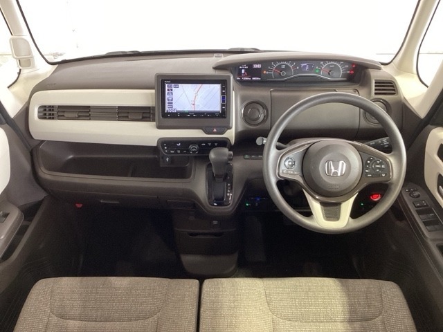 使いやすいレイアウトのダッシュボード周辺です。オートエアコンや小物入れなど嬉しい装備が満載です。