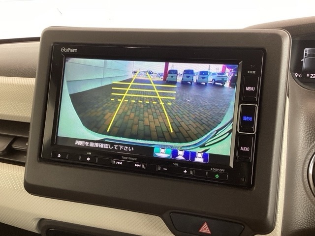 リバースギアに入れるだけで後方の表示へ切り替わります。夜間や雨の日の駐車も楽になりますよ。