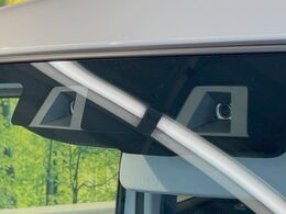 【スズキ　セーフティサポート】走行中に前方の車両等を認識し、衝突しそうな時は警報とブレーキで衝突回避と被害軽減をアシスト。より安全にドライブをお楽しみいただけます。