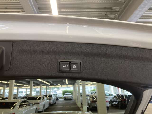 Audi認定中古車は、Audi正規ディーラーがお届けする「Audiが二度認めたAudi」です。専門技術を身につけた正規ディーラーのテクニシャンが専用テスターと工具を使い入念な整備を施した上で保証をつけて納車されます。