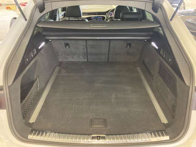 “Audi自動車保険プレミアム”　充実した自動車保険と様々なサービス内容で、Audiオーナーにふさわしいサポートをご用意。アウディだけのプレミアムサービス「Audiプレミアムケア」を無償付帯。担当 ： 佐藤/宮澤