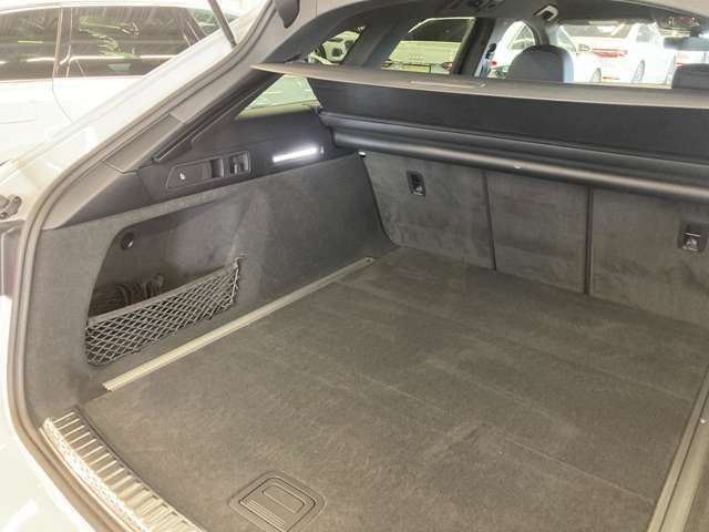 “Audi自動車保険プレミアム”　充実した自動車保険と様々なサービス内容で、Audiオーナーにふさわしいサポートをご用意。アウディだけのプレミアムサービス「Audiプレミアムケア」を無償付帯。担当 ： 佐藤/宮澤