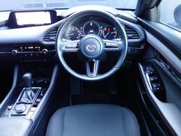 左右対称なレイアウトと水平基調の造形によってクルマとの一体感が強調され、運転への意識が自然と高まっていく、心地よい空間となっています。
