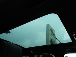明るく開放的な光を生み出し広々とした空間を演出するパノラミックルーフ！ダークティンテッド強化ガラスは快適な車内温度を維持し日差しの影響を抑えるとともにプライバシーを保つ。電動サンブラインドも装備！
