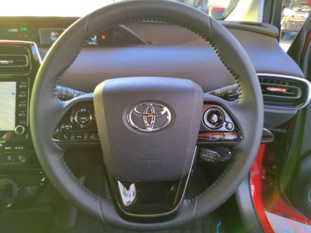 握り心地のよいステアリング！いつも触る場所ですので質感大事ですよね！高速走行時にとても便利なクルーズコントロールも装備！長距離運転が本当に楽になります！