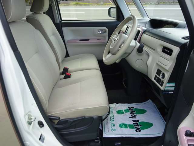 運転席の座面が調整できますので女性や背の低い方もシートの高さを調整して運転出来ますよ♪