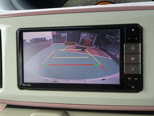 バックカメラも付いています。駐車の時に便利なのはもちろんの事、後方死角にいる子供たちに気が付くことができるので安心安全ですね♪