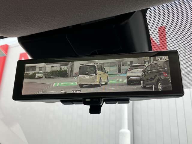 インテリジェントルームミラー、車両後方のカメラ映像をミラー面に映し出すので車内の状況や天候などに影響されにくく、よりクリアな後方視界が得られます