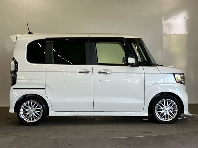 スライドドアは、通常のドアに比べて、車のボディに平行に開閉するので、開けてもスペースをとりません！狭いスペースでも乗り降り楽々です！